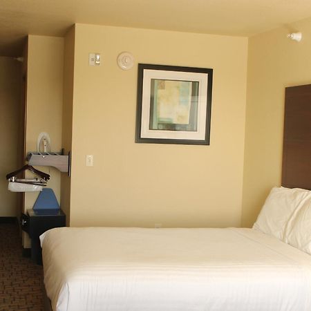 Cobblestone Hotel&Suites - Devils Lake Buitenkant foto