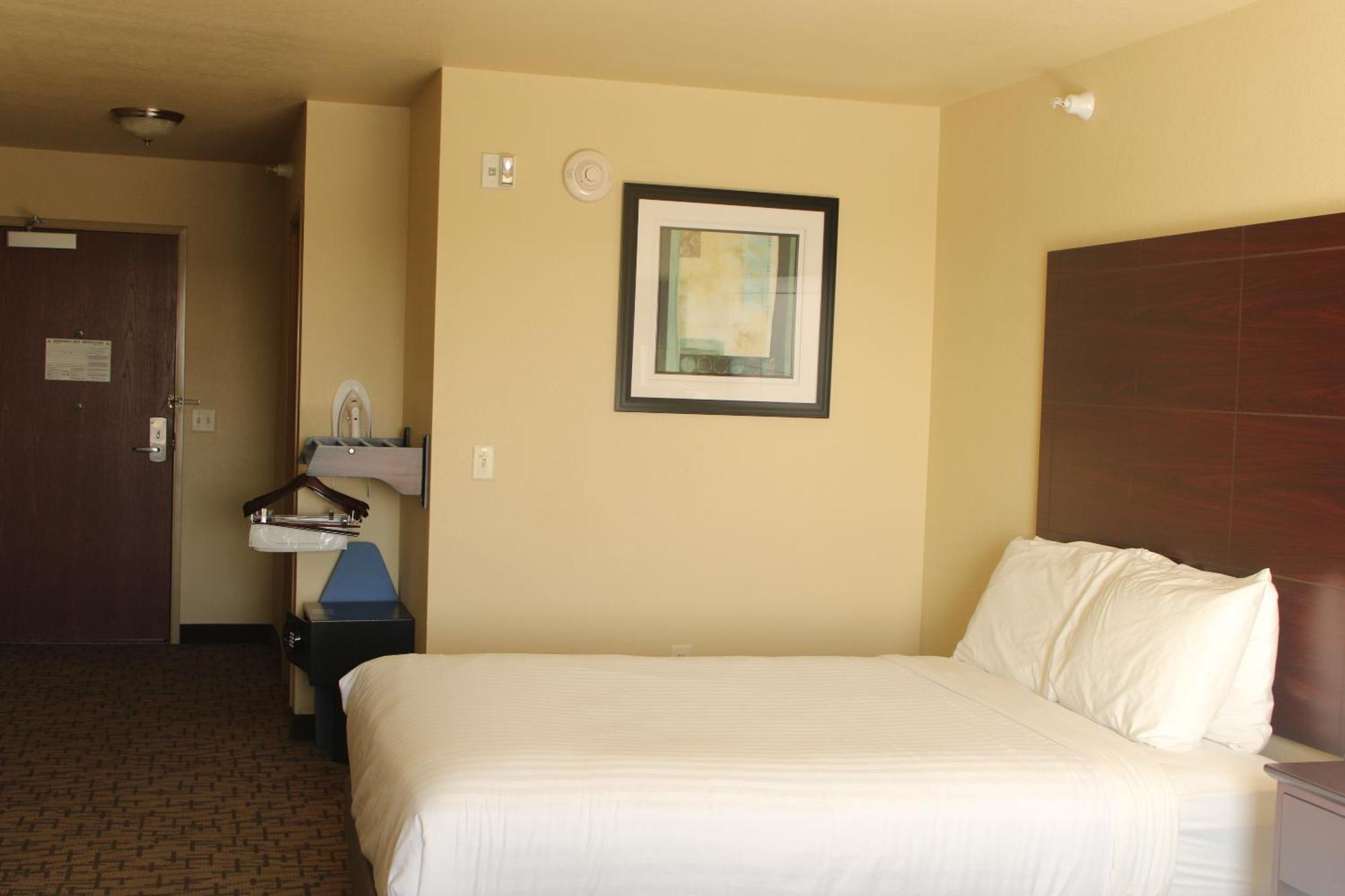 Cobblestone Hotel&Suites - Devils Lake Buitenkant foto