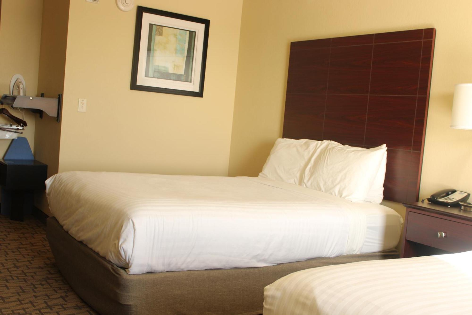 Cobblestone Hotel&Suites - Devils Lake Buitenkant foto