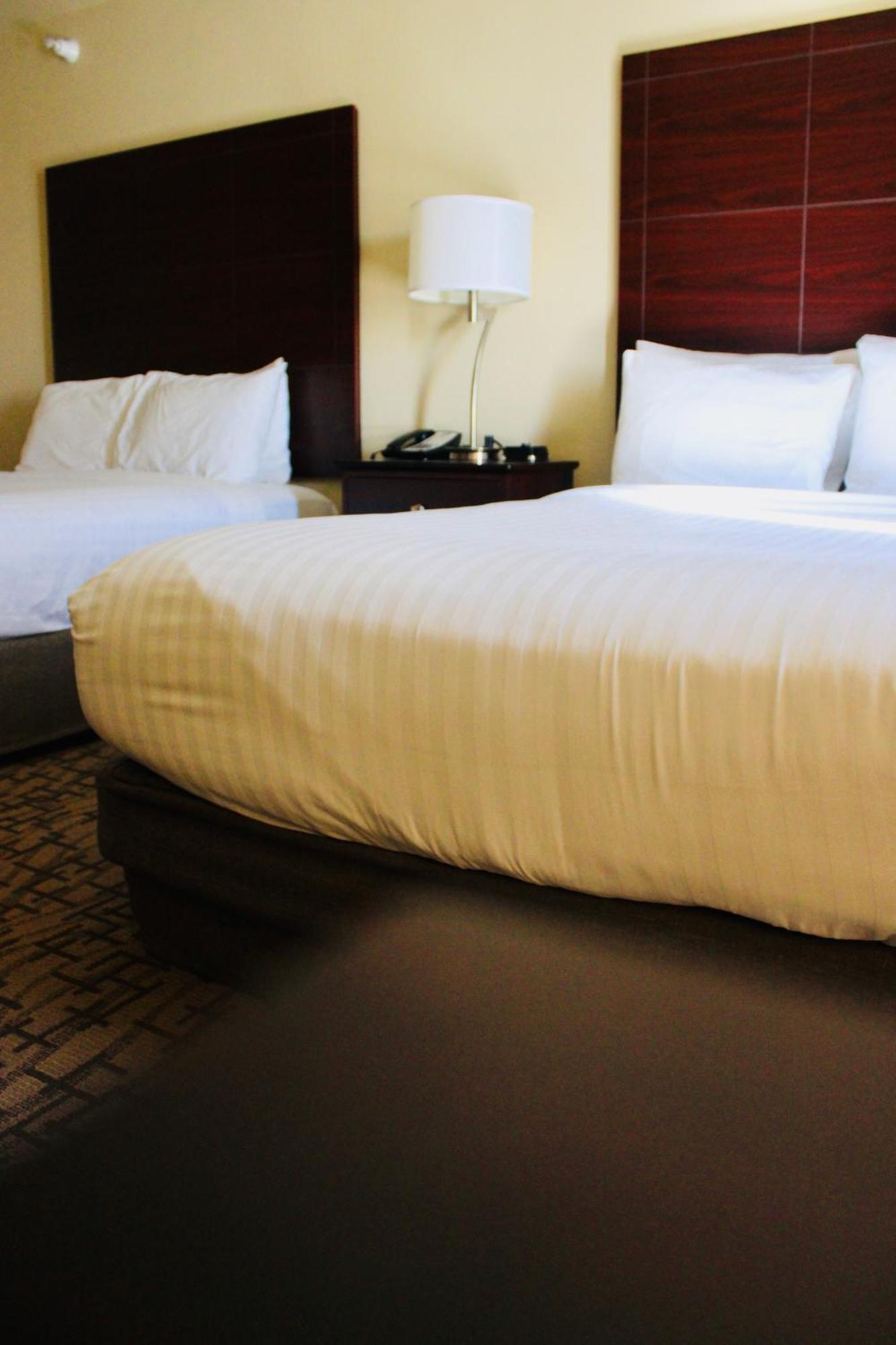 Cobblestone Hotel&Suites - Devils Lake Buitenkant foto